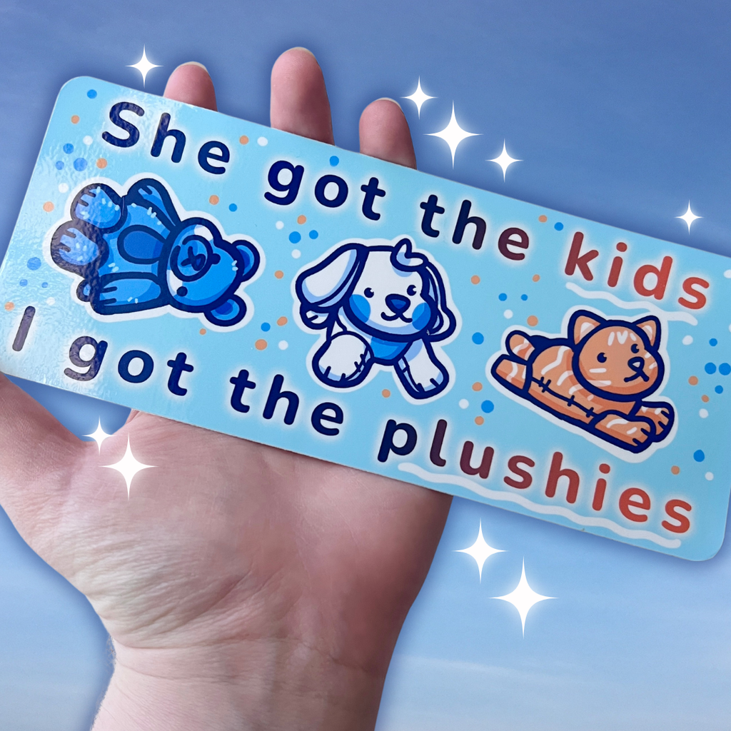 A sticker that has three stuffed animals and text that says "She Got the Kids.. I Got the Plushies"